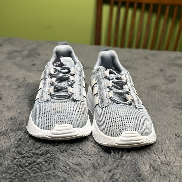 Adidas toddler size 5 sneaker. - Picture 2 of 3